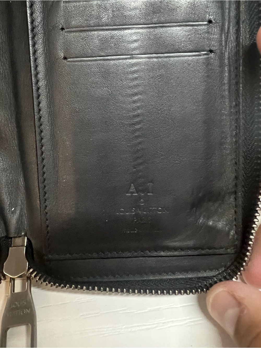 Louis Vuitton: Zippy Wallet Damier Infini - Picture 9 of 15